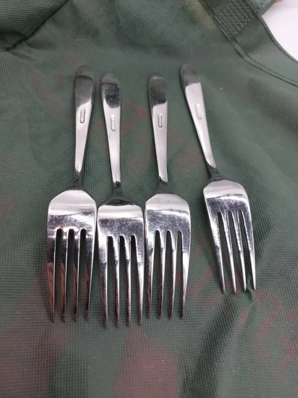 Oneida Taylor Everyday Flatware Dinner Forks Set 4 18/0 Stainless Steel 8